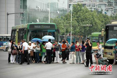 徐州考生家长冒险组人墙堵截主干道车辆通行