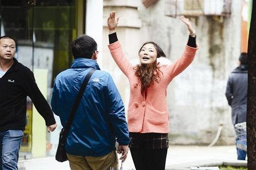 女大学生街头搭讪求午餐 称要“突破自我”