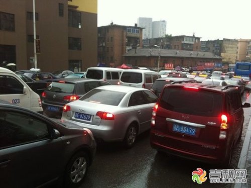 2013吉林中考 通化一中考点受降雨影响堵车严