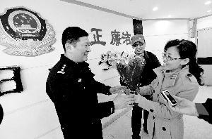 高三学生晨练落水获救 家长四处寻找搭救民警