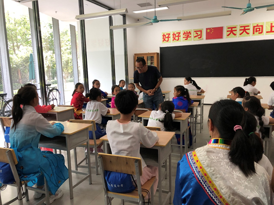 俞敏洪谈乡村教育：我曾抱着留守儿童一起哭