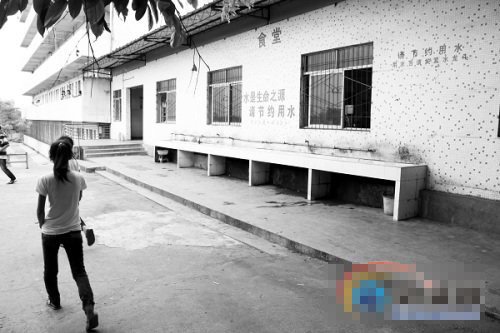 海南曝校园卫生安全隐患 学生食堂用餐后腹泻