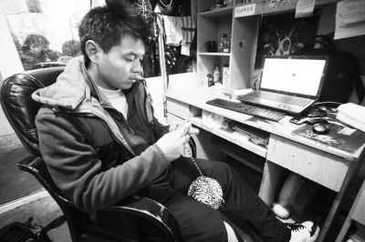 大三男生15分钟织就一条围巾<em>用手指</em>当织针_教