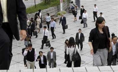 双语阅读：日本年轻女性收入首次超过男性