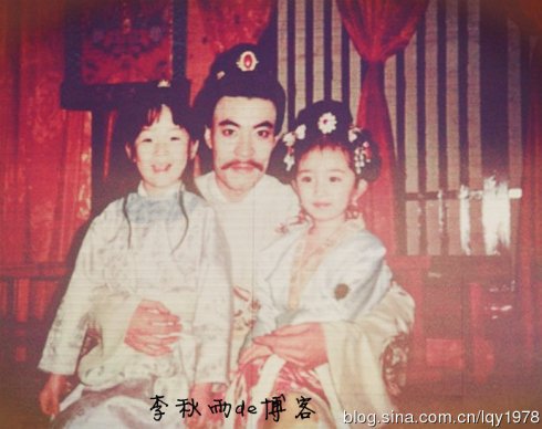 杨幂童年萌照曝光 小时候被李亚鹏抱过