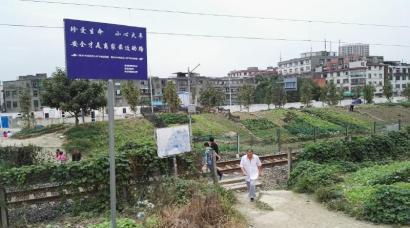 成都数百小 学生横穿铁路上学  一分钟过146人_