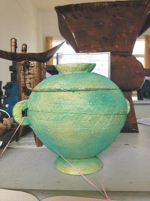海口中学生硬皮纸仿制青铜器“以假乱真”