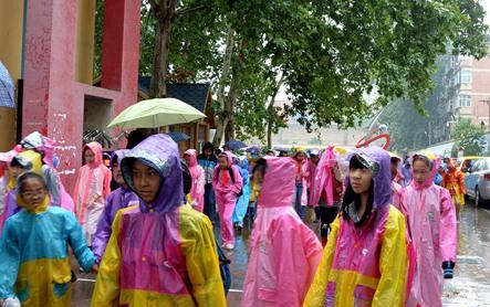 郑州多所学校发布雨天禁伞令 专家称因噎废食