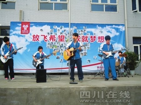 成都一中学大胆安排 升旗前学生乐队先演唱