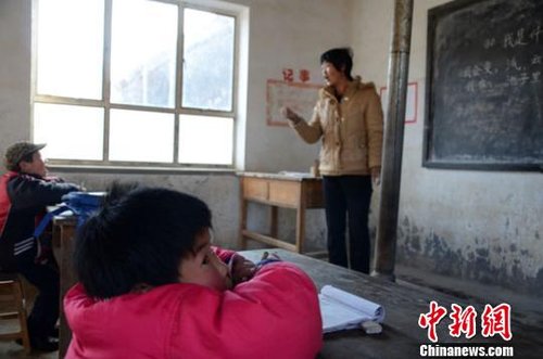代课教师难告别 坚守甘肃山区数十载(图)