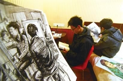为圆美术梦连赶五年考 三个原因让复读生坚持