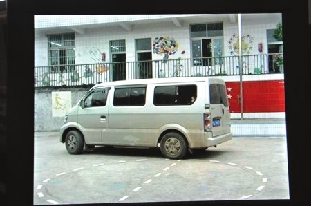 接送幼儿园学生 一辆面包车里竟然塞了16个娃