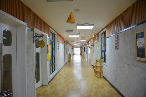 在这所幼儿园,基于国家五大领域课程,开发出特色国际精英课,本着培养一广、二强、三高、四好即(眼界广、意志强、创新强、智商高、情商高、财商高、身体好、家庭好、表达好、外语好)的未来国际精英标准,推出包括外教英语、国际风情、财商启蒙、小小演说家、特色教育、特色乐器、快速计算、表象记忆等等组成的十六大特色课程。