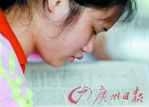 流浪女孩生日愿望：拥有一套中学教材