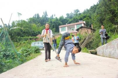 倒立男孩终于能站立 为自己鼓掌 对话颜玉宏