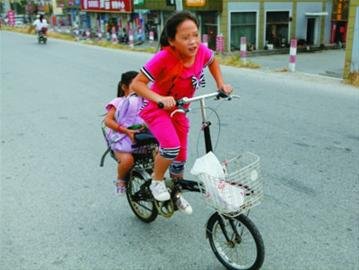 10岁姐骑车带<em>妹</em>上学 <em>农民</em>工子女出行令人忧_教