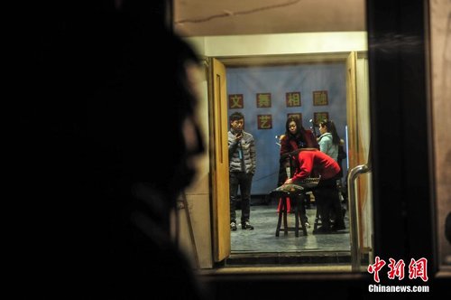 山东日照学校安排夜考 家长寒风中等考生