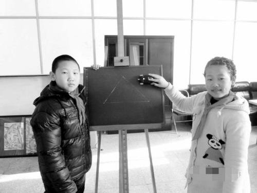 小学生发明单手画校长小学赠最美独臂直线神器凤起路图片