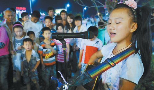 蒙城12岁女孩为救重病失明父亲 一路唱歌赚钱