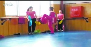 舞蹈老师打骂学生视频引争议 学校称已将其开除