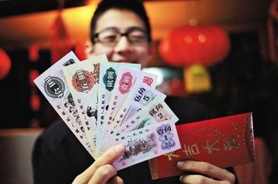 打开红包,儿子傻眼了,这套见也没见过的老版人民币让他大吃一惊.