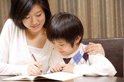 调查:中国超七成父母陪孩子写作业