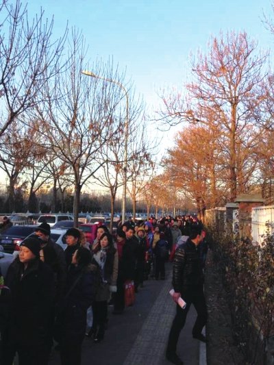 北京少年宫招生首日即满 家长通宵排队挤破大