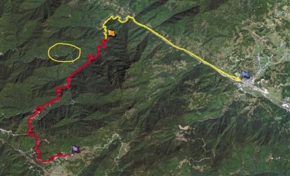 驴友穿越路线图,在实际穿越时出现偏差,图中黄圈为孩子失踪地点.