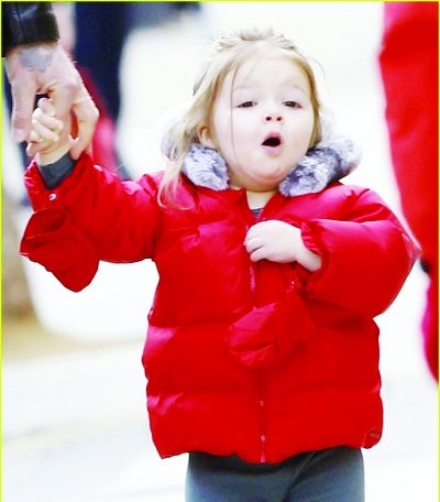 小贝带爱女街头散步 女儿小七萌死人了 组图