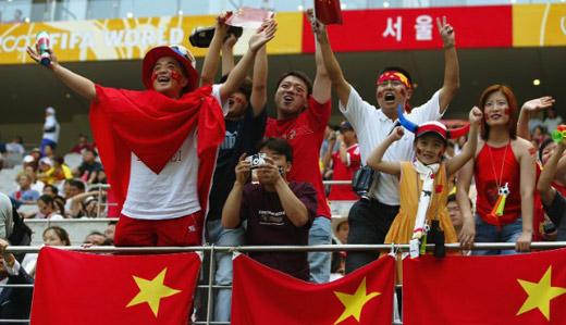 双语:中国队缺席世界杯 但中国球迷热情不减