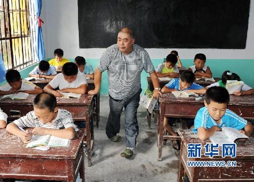 三尺讲台上的巨人 身残志坚的小学老师张宇峰