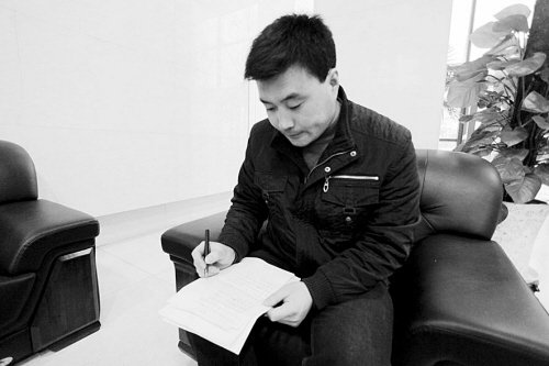 搬运工白天工作晚上当写手 为省钱捡广告单写