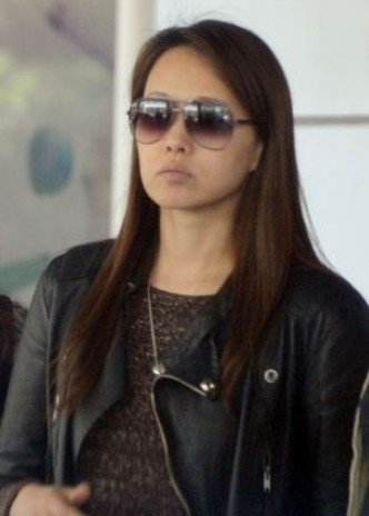 伊能静:也是施了淡妆的,不过明显没有仔细修饰后那么"无暇"