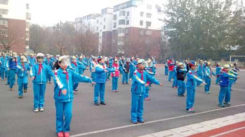 大兴星星学校用防霾帽让学生远离雾霾伤害
