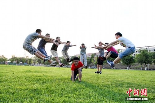 四川一高校学生摄影工作室“创意”毕业照受热捧-一高,高校学生,工作室,创意,受热捧-环京津新闻网-教育