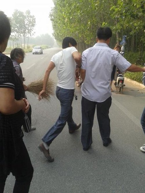 暴打奶奶图片