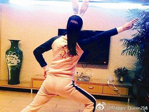 舰载机起飞手势引发模仿热潮 满屏尽是航母style