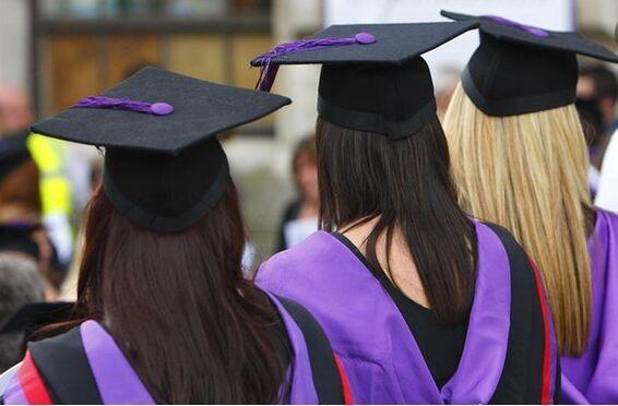 英国大学扩招加剧 毕业生供过于求收入缩水