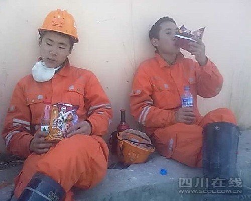 四川矿山救护总队再派员 玉树学生写标语感谢