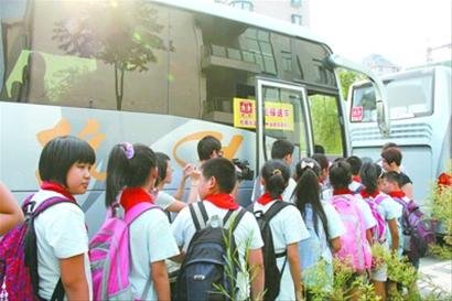 杭州公交小学:小区在教学上车v小学学生(图)学校机器人校车图片