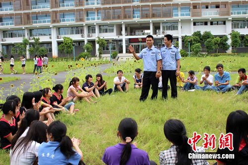 图为6月17日,广西黎塘监狱警官走进高校,与大学生面对面交流进行