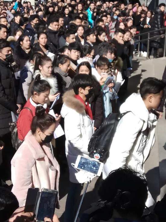 王俊凯来了 北京电影学院万人空巷(图)图片
