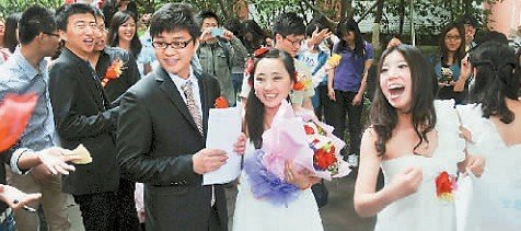 毕业生返校办婚礼 很多陌生人帮忙 学校一路绿