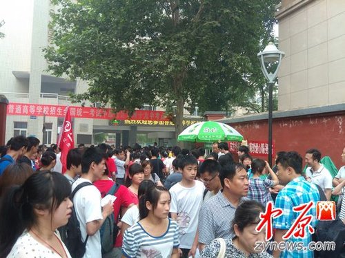 河南:郑州高考有温情 巡警护考出租车送考