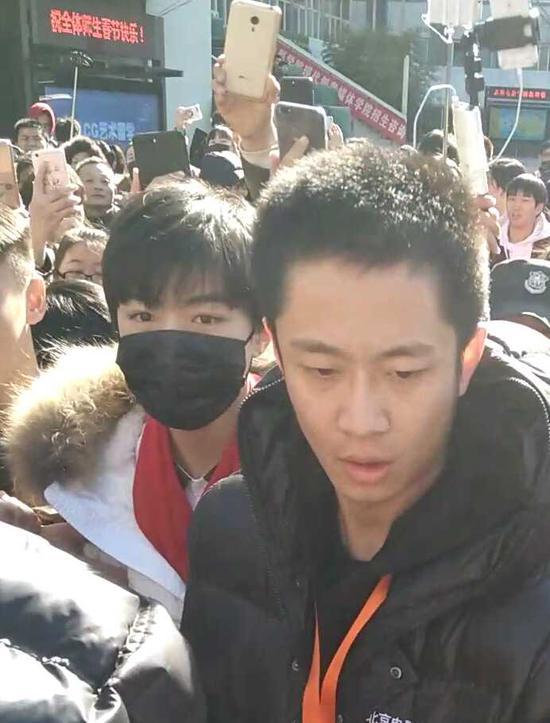 王俊凯来了 北京电影学院万人空巷(图)图片