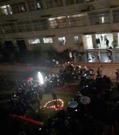 视频遭啜泣不表白求爱蜡烛露面踩灭男生(图)尿女生生尿小女的图片