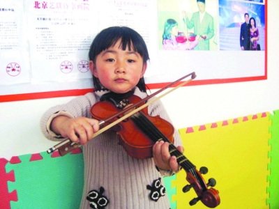 两岁宝宝被父亲要求学拉小提琴 网友称摧残孩