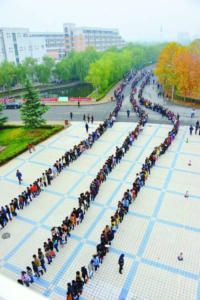 就业双选会 学生排长队_教育_腾讯网