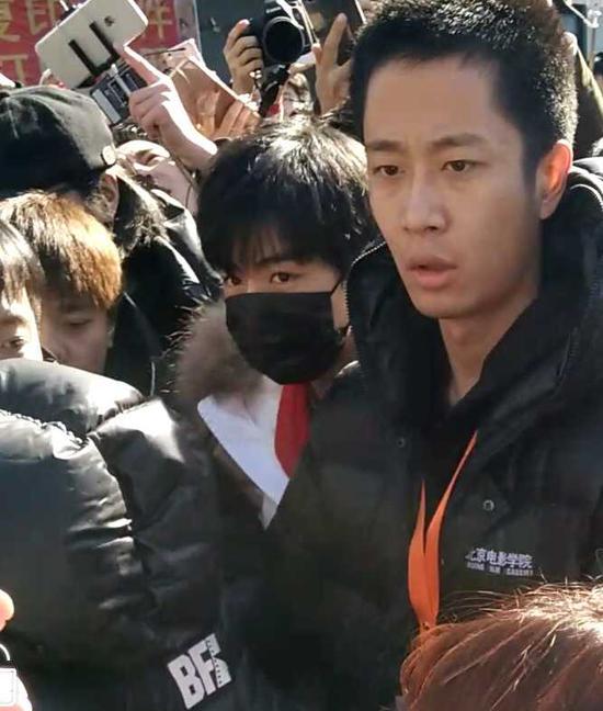 王俊凯来了 北京电影学院万人空巷(图)图片