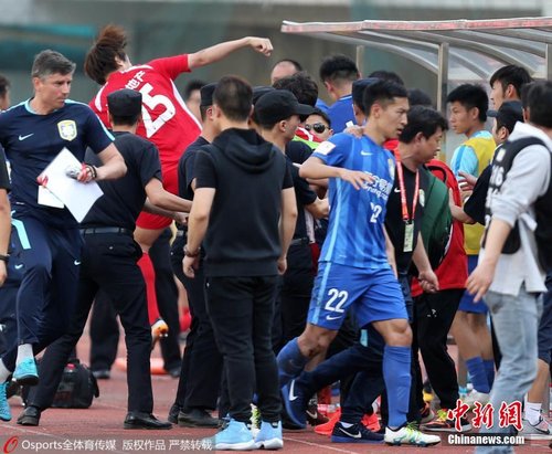 球场群殴!江苏苏宁武汉宏兴足协杯爆发冲突